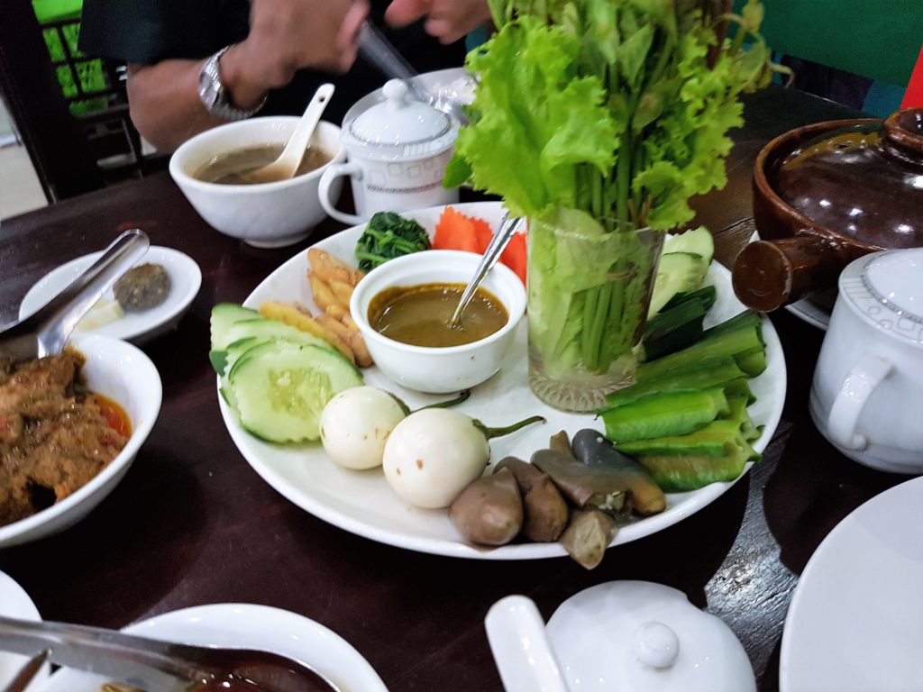 Burmeses salad, spicy dip.